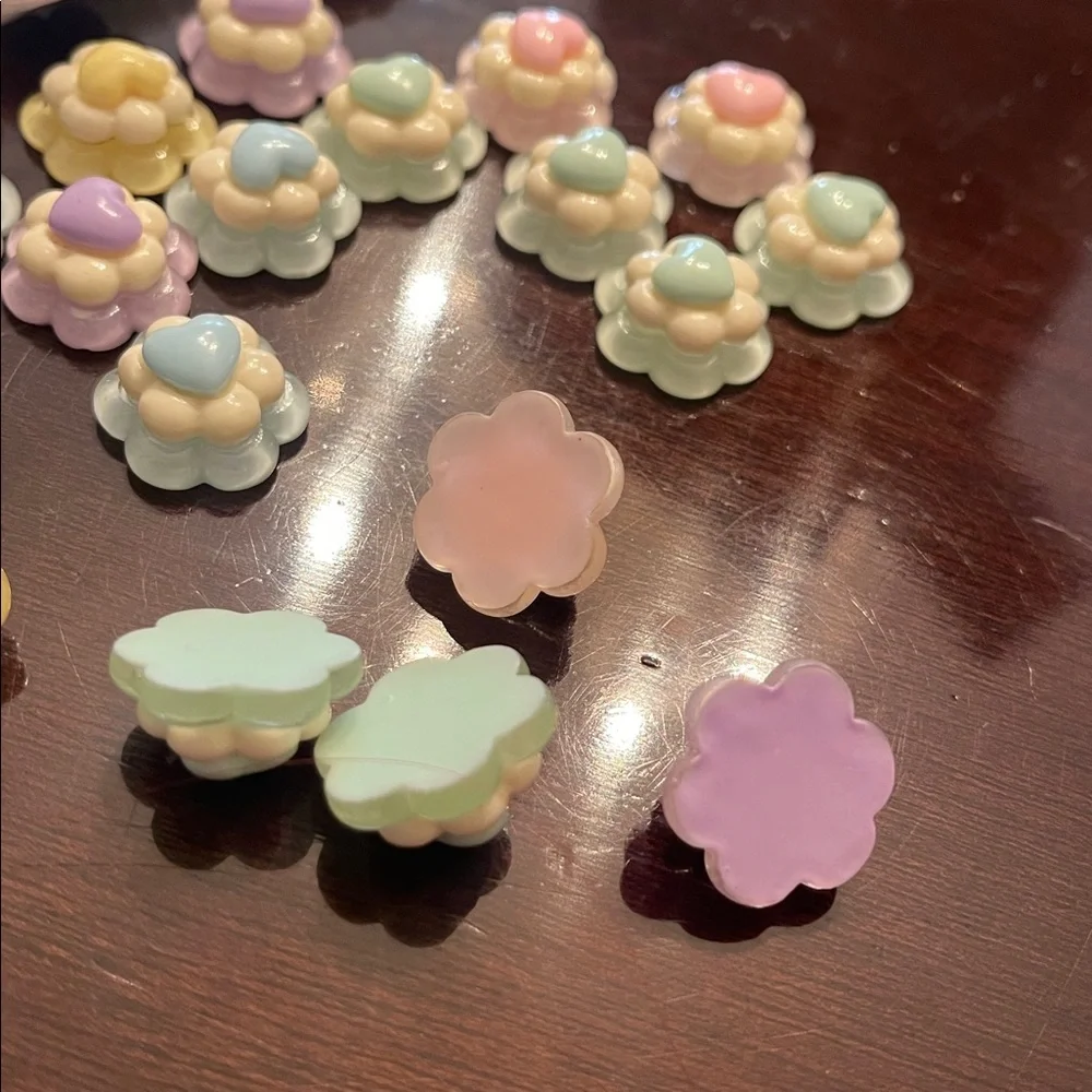 Pastel Flower-Shaped flat back charms flower with heart 116 total